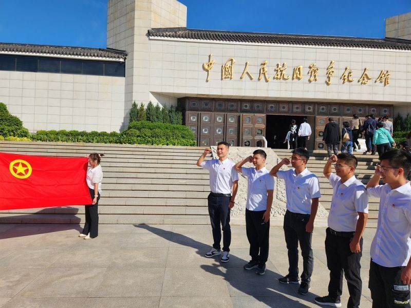 團支部青年在抗日戰爭紀念館重溫入團誓詞.jpg