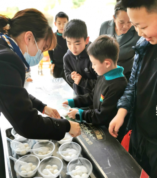 智能物流機器人派送湯圓 實地集團的這個小區(qū)&ldquo;亮了&rdquo;