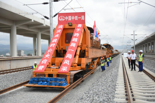 國內首創(chuàng)有砟軌道智能鋪軌技術  助推中老鐵路建設高質量推進
