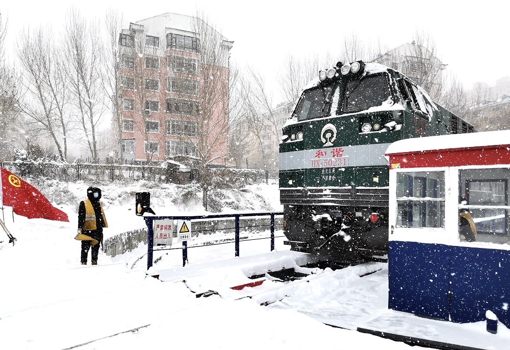 哈鐵青年勇戰(zhàn)風(fēng)雪 保障旅客出行暢通