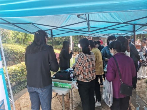 云智煥便民服務走進社區，為住戶清洗空調凈化空氣