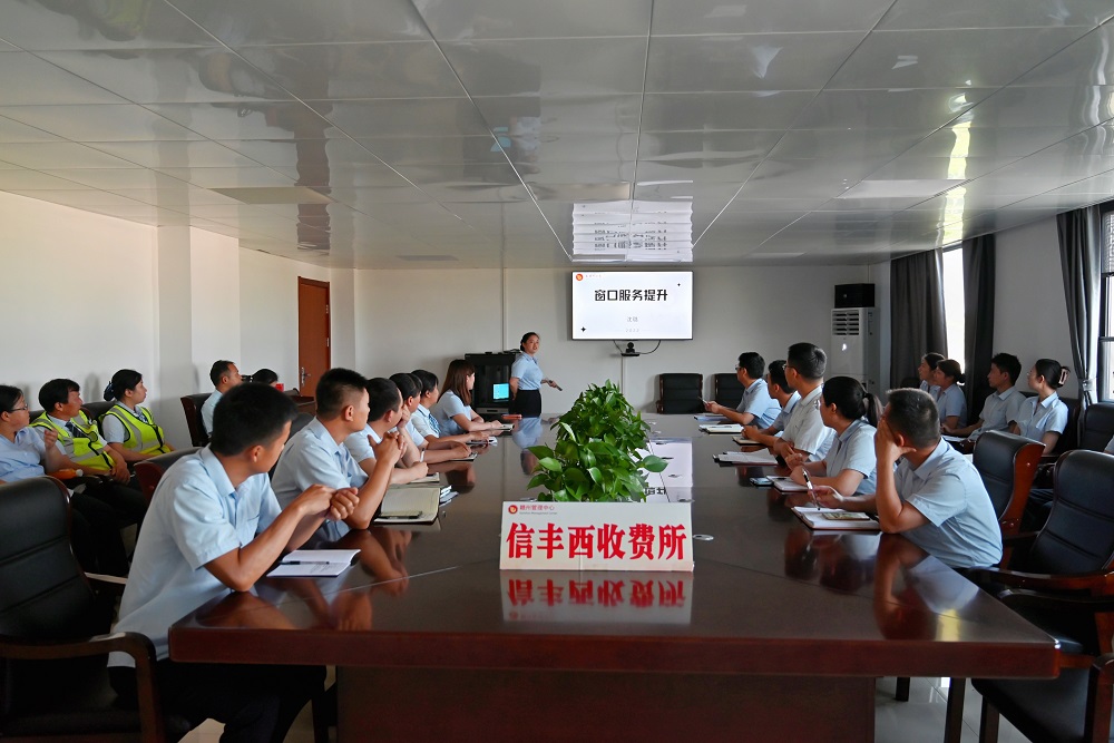 業(yè)務(wù)培訓(xùn)強(qiáng)能力     文明服務(wù)&ldquo;贛&rdquo;出彩
